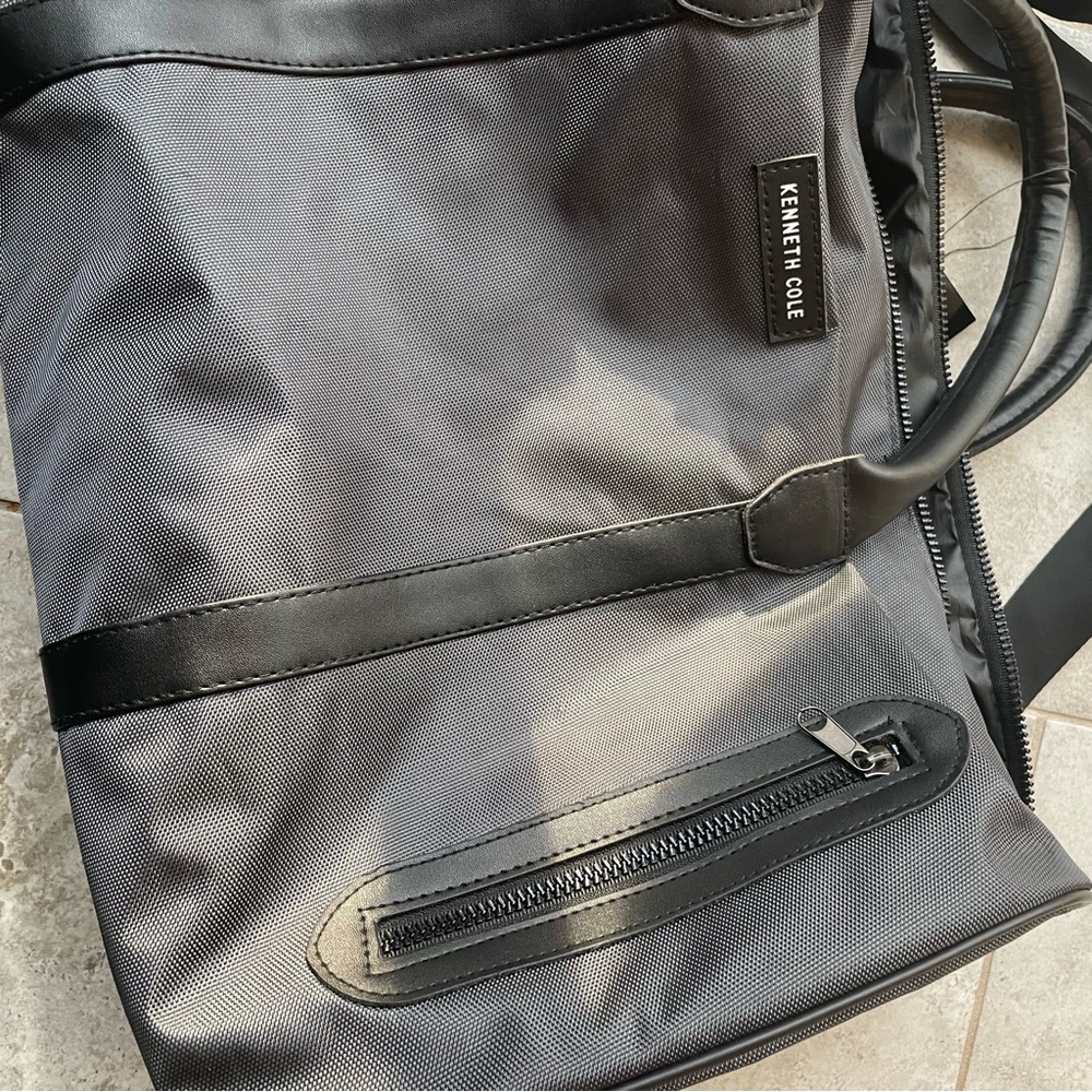 Kenneth Cole Weekender Bag - Picture 3 of 8